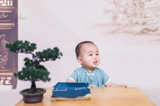 桂阳怀孕肚子中间凹两边凸